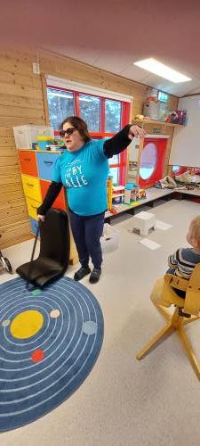 Valeska viser på småbarnsavdelingen Rompetroll hvordan det er å være blind. 